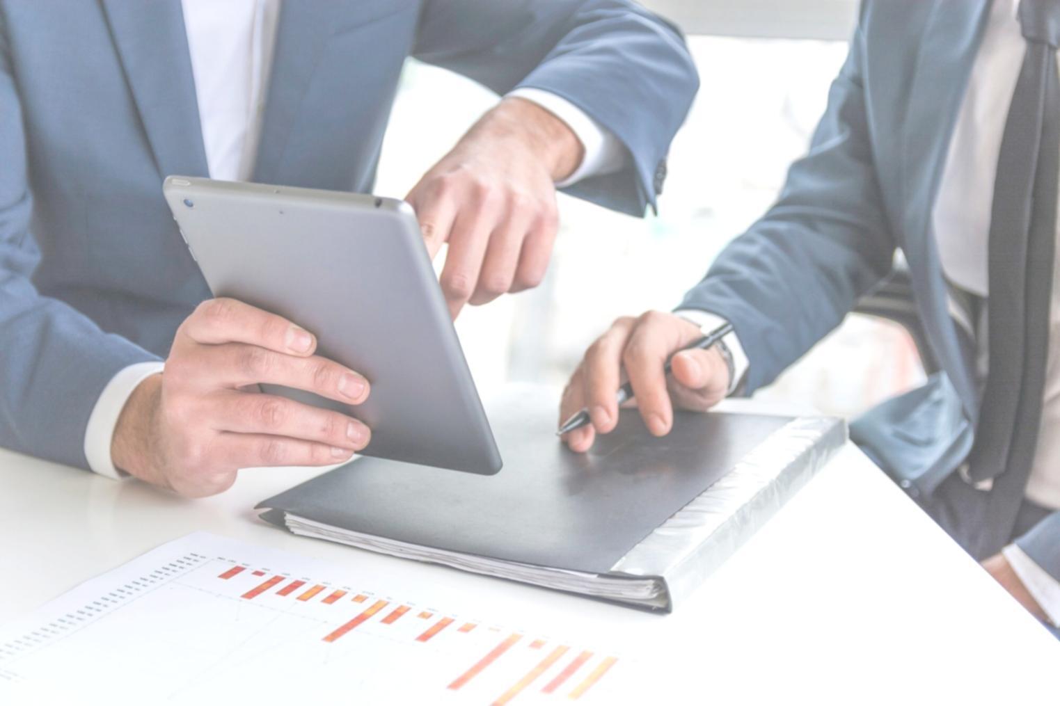 Personne travaillant sur un plan budgétaire avec documents et calculatrice
